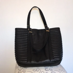  - Handväska från hm. Sparsamt använd med mindre slitage på järnet vid handtagen som man ser på andra bilden.