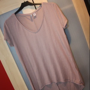  - Helt oanvänd topp från H&M. Storlek XS.

Använder gärna swish.
Frakt kostar 30kr
Kan mötas upp i Vallentuna, Täby C eller Vällingby C :)