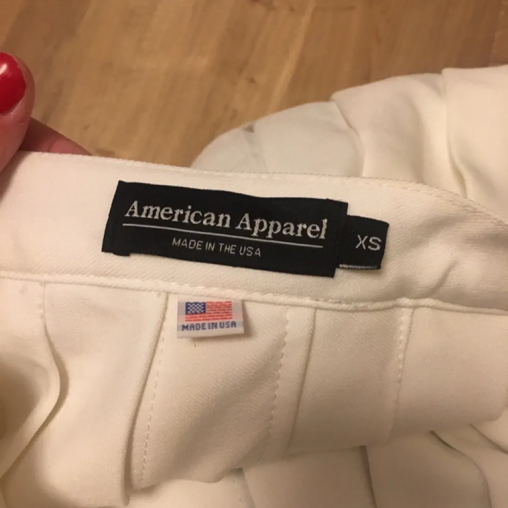 En välgjord vit american apparel-kopia! Det går knappt att skilja den från originalet🌸  Den har en knappt synbar fläck i svagt beige, se bilden.  !!AA har väldigt små storlekar!! Midja: max 61cm . Kjolar.