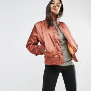  - Bomberjacka från boohoo, använd endast en gång så i toppskick! Storlek 10, skulle säga S/M. Prislappen är borttagen som finns med på sista bilden. Sista bilden beskriver färgen bäst! 