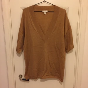  - Oversize tunn stickad top från Monki. Snygg V-ringning!