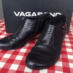  - Svarta Vagabond skor med kilklack. Stl.35. Knappt använda. Utmärkt skick.   