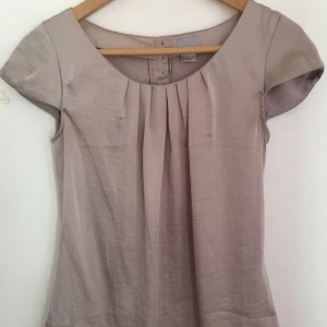  - Kvinnors blus i bra skick Storlek 34