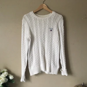  - Vit stickad från Bondelied, Lager 157.
Frakt tillkommer, tar swish!