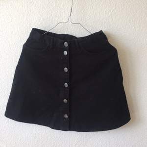 Svart kjol Monki Strlk 34 /S  (Finns att hämta i Sthlm)  Andra bilden är till för att se hur den sitter! 🌹🌹