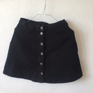  - Svart kjol Monki Strlk 34 /S  (Finns att hämta i Sthlm)  Andra bilden är till för att se hur den sitter! 🌹🌹