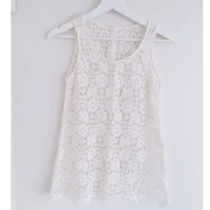  - Vitt virkat linne från Forever21, fina knappar bak