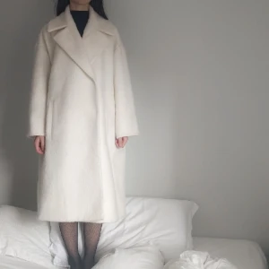  - Lite oversized vit rock från Weekday i gott skick säljes då jag inte använt den något pga att den är för lite för stor för mig.