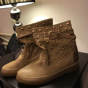  - Helt nya oanvändna skor! Nypris 699