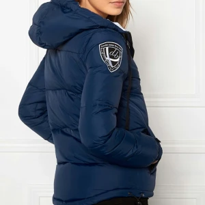  - D'brand eskimå jacka storlek M. 
Köpt förra året för 1995kr.
Har vanligtvis storlek S men ville kunna ha tjocktröja under.
Kan träffas upp i Stockholm 