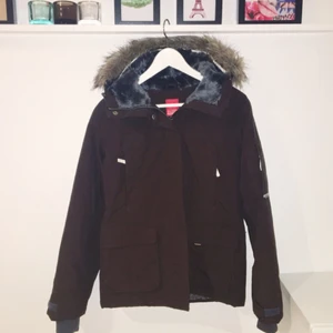  - Brun vinterjacka med fuskpäls, halvlång