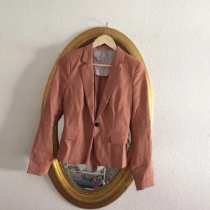  - Söt kavaj från HM. Luftigt tyg i ryggen med knytning.. Kan mötas upp i Göteborg. Prut-bart vid snabb affär 