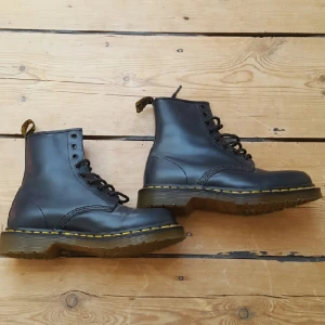  - helt oanvända mörkblåa dr martens säljes då dom var för små för mig.