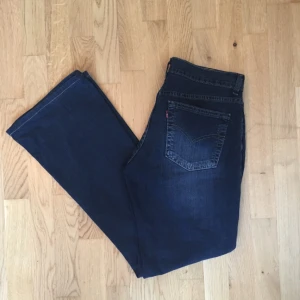  - Utsvängda Levis 30/32 (står 30/34, har sytt upp)  Frakt tillkommer.  Betalning med swish. 
