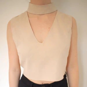  - Cool beige topp med chokerdetalj och dragkedja i ryggen.