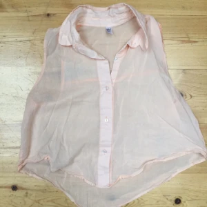  - Supersöt blus i ljusrosa från American Apparel använd ett fåtal gånger. 