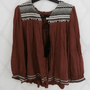  - Kavajaktig tröja från H&M. Bra skick.
Frakt tillkommer.