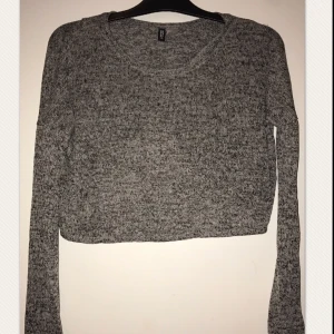  - Virkad grå och svart magtröja som knappt är använd. Magtröjan har en öppen rygg Och frakten ingår inte. Skriv gärna om de är något du undrar 🙂