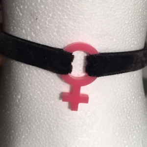  - Choker med rosa kvinnomärke! Köpt från Horror Pop Riots (hejblekks gamla webshop)