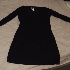  - Jättefin svart klänning med v-ringning och ärmar i spets, använd en gång. Från mango. Jättefint skick.

Jag kan frakta eller mötas upp. Vid frakt står köparen för porto. 
Pris kan diskuteras vid snabb affär.

