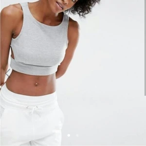  - Crop Top från ASOS, storlek L men passar M med (jag är M och den sitter bra på mig). Prislappar kvar, säljer pga att den är inte min style