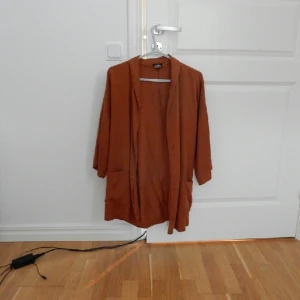  - Bronsröd kimono/kavaj med midjeskärp och breda ärmar. Använd 2 ggr. Från kappahl. 