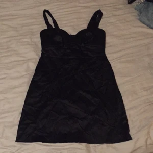  - Jättefin svart klänning i satin. Perfekt "lilla svarta" köpte den i USA som en nyårsklänning för några år sedan men använde den aldrig.

Jag kan frakta eller mötas upp. Vid frakt står köparen för porto. 
Pris kan diskuteras vid snabb affär.

