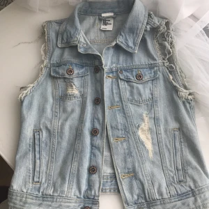  - Denim jacka inköpt i H&M. Kom aldrig till användning ståt  bara hängande i garderoben. 