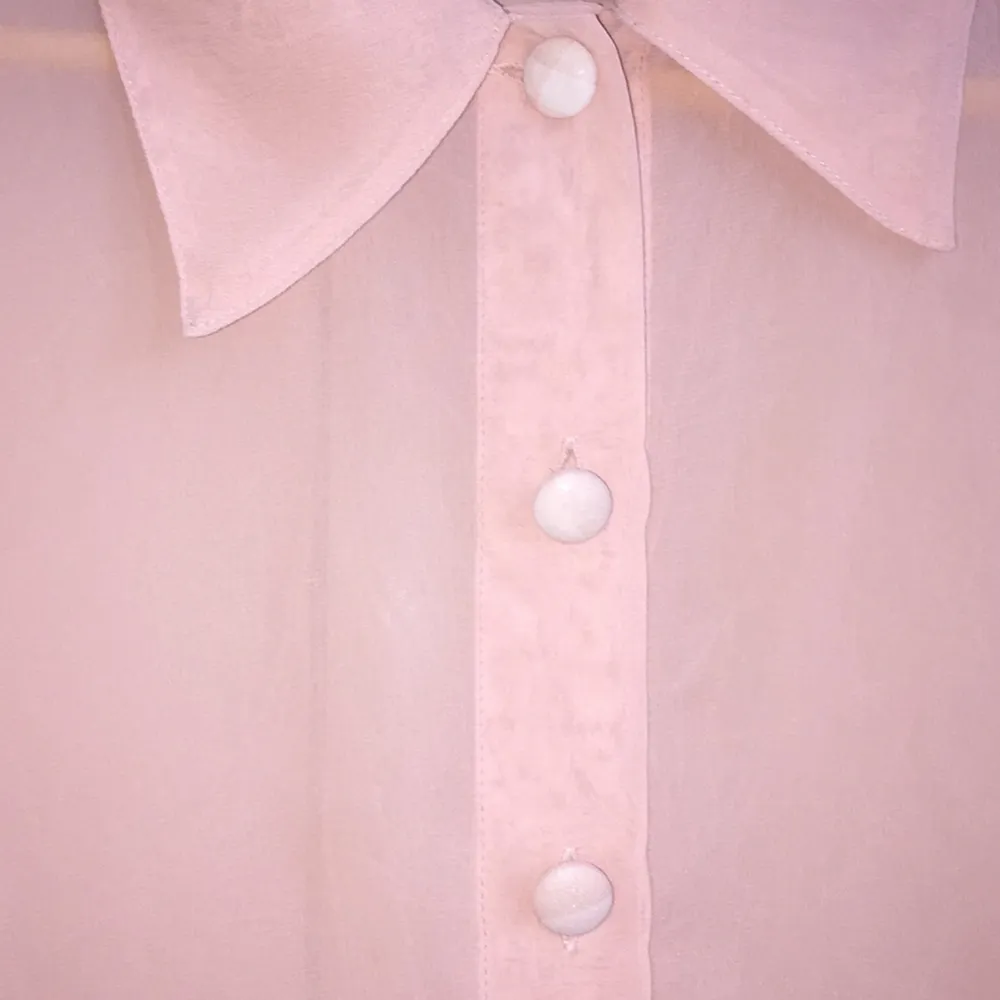 Tunn rosa skjorta av ganska kort modell med retro knappar i rosa/vitrutigt mönster.. Skjortor.