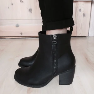  - Svarta boots i storlek 36. Väldigt lite använda, endast lite slitna på insida, se bild. Tror det går att göra snyggt med skofix/puts. Lagom hög klack för att ha en hel dag. Dragkedja i silver. Använda med sula för att hålla sig fräscha. Möts i Stockholm/Tullinge vid försäljning