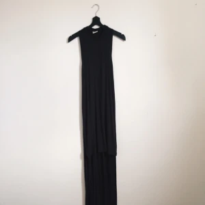  - Svart klänning från Weekday. Hög i halsen med ett längre parti i bak (se bild 3). Tyvärr lite för tight för mig.  Frakt tillkommer! 