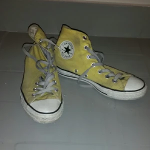  - Gula Converse. Använda, men ok skick.