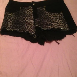  - Säljer ett par leopardshorts i storlek S som ej är använda. Nypris 199 kr. Normal i storlek. Hör av er vid intresse! 