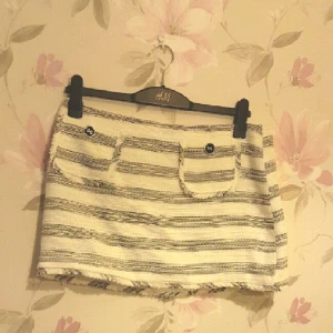  - kjol från River Island. 
skimrar lite lätt. 
preppy stil, riktigt söt med t.ex en vit blus. 
