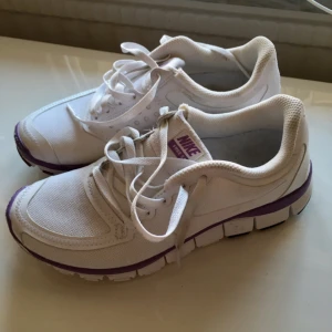  - Ett par Nike free 5.0, i storlek 36 men lite små i storleken och därav säljer jag dom. 
I princip oanvända, dock en fläck på höger utsida men kanske går bort i tvätten