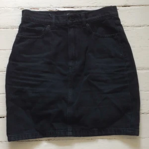  - Svart jeanskjol från Monki  Kan mötas upp i Uppsala, annars står köparen för frakten:)