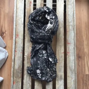  - Snygg scarf med dödskallar från gina tricot