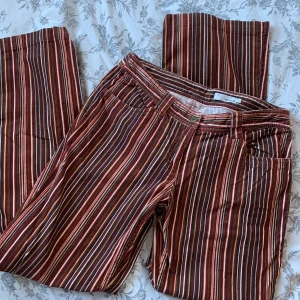 70-talsbyxor - Vintage byxor ursprungligen från h&m. Väldigt 60-tal 70-tal. Låg midja och flared legs. Står storlek 40 men skulle säga att de är mindre. Midjemåttet är 78cm.