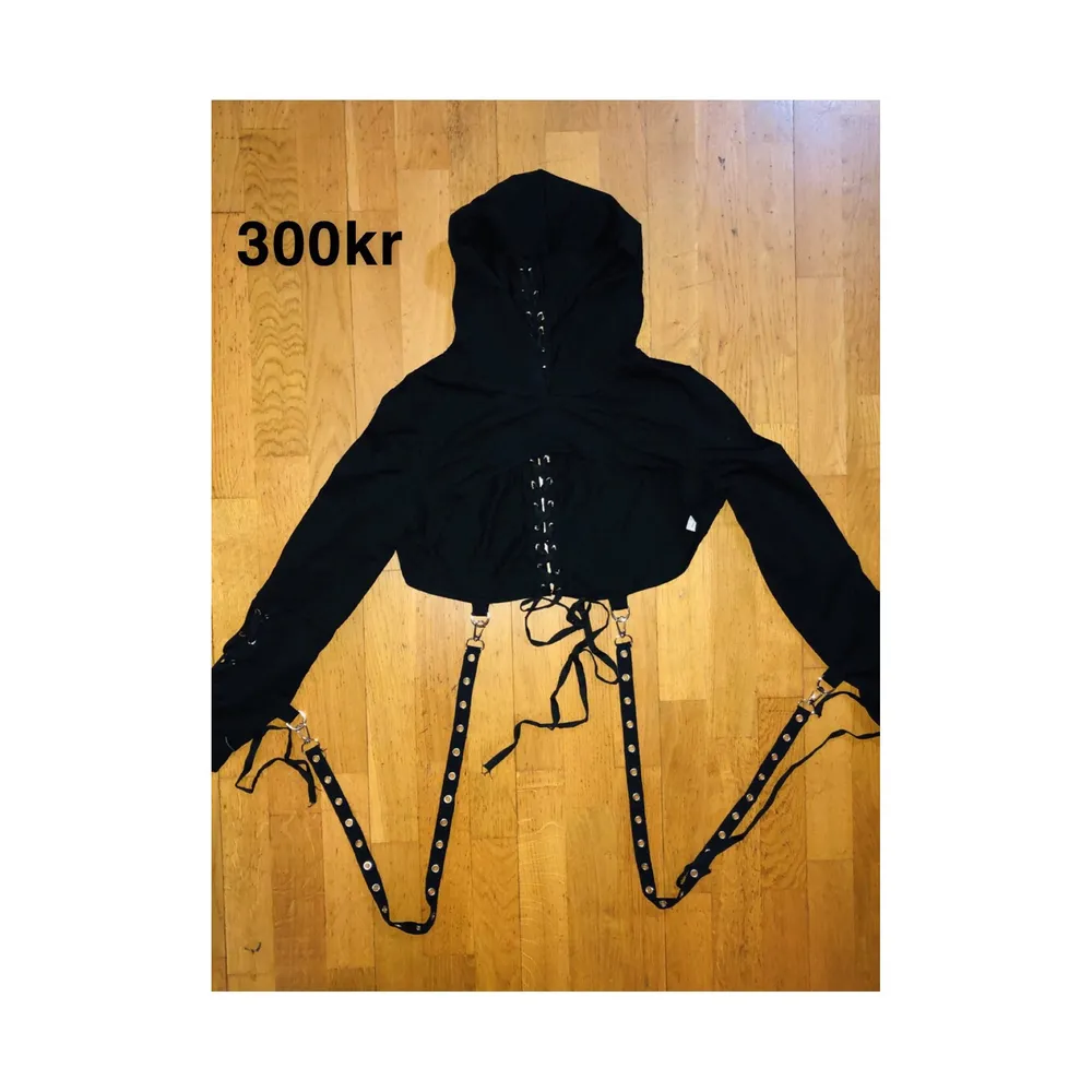 Kort gothic hoodie med kedjor som hänger av varje arm. Passar nästan till allt svart och ger en härlig look till allt. Har haft det på mig en gång men har 3 likadana så tänkte att jag säljer den 😎😎💋. Hoodies.
