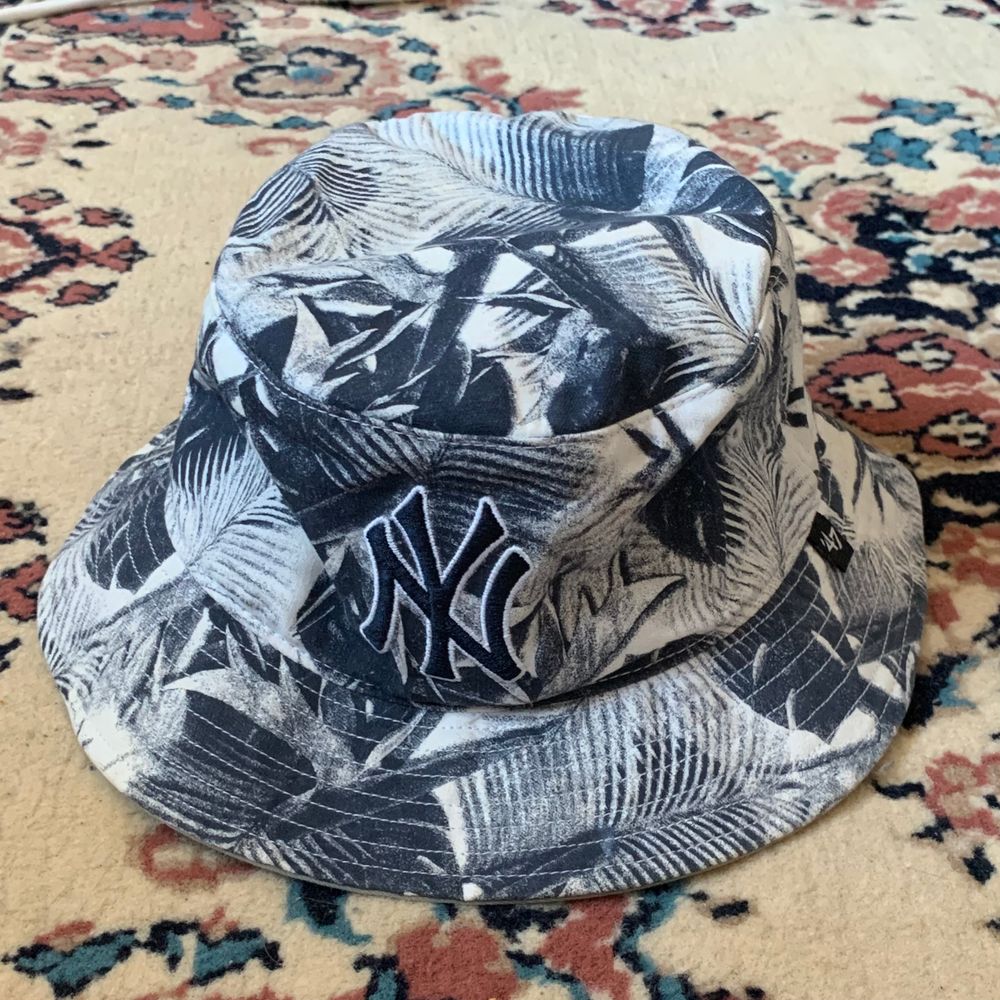 Äkta svart, vit & grå Yankees bucket hat | Plick