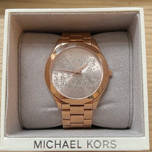 Äkta Michael Kors klocka roséguld  - MICHAEL KORS klocka i roséguld. Aldrig använd och äkta. Allt på bilden följer med, finns även förlängningsdelar. Priset kan diskuteras vid snabb affär. Lägg ett bud!! Ordinariepris: 2299:-. Säljer den för 699kr då jag aldrig använt den och vill bli av med. Skriv pm till mig om du är intresserad! Fraktas säkert spårbart välpacketerat i box! ÄKTHETSINTYG finns :)