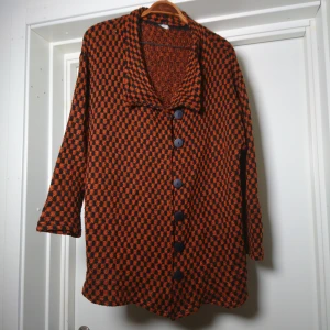 Mysig kofta - Väldigt mysig stickad kofta i rutigt. Lite slitet vid knapparna som syns på sista bilden, annars fin. Passar upp till L🏵️