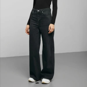 Svarta jeans - weekday  - Säljer dessa som tyvärr är för korta för mig! Skriv för fler bilder! 