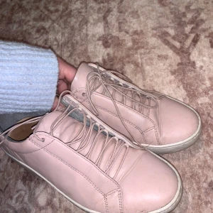 Vagabond skor! - Ett par rosa vagabond skor! Köpta för va 1000 kr tror jag, använda men ändå bra skick <3 köparen står för frakten 