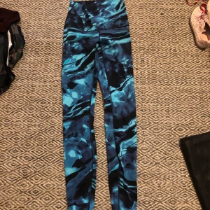 Lululemon träningstights storlek 4 - Supersnygga träningstights från Lululemon storlek 4 (xs/s). I topp skick.