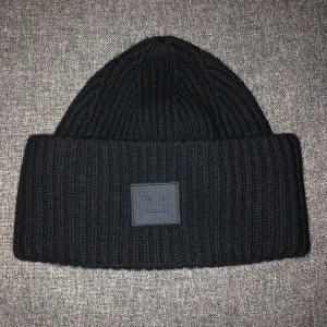 Acne mössa - Buda! Äkta acne mössa, nypris 1100kr