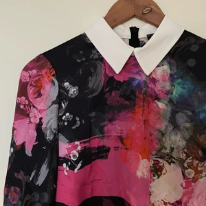 Superfin klänning med krage - Superfin klänning från RIVER ISLAND som tyvärr blivit för liten för mig 😫 Det är en storlek 8, men passar XS-S skulle jag säga ☺️