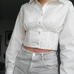 Croppad skjorta - Supercool croppad skjorta  i storlek S från bershka som tyvärr inte kommer till användning! Använd 1 gång.💖💖