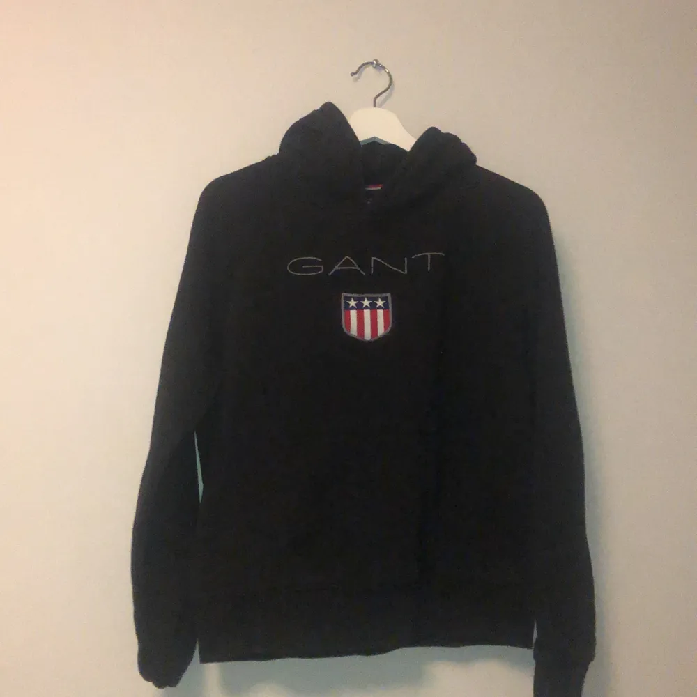 En gammal Gant hoodie som inte är mycket använd i  storlek S. Går att mötas upp i Stockholm.. Tröjor & Koftor.