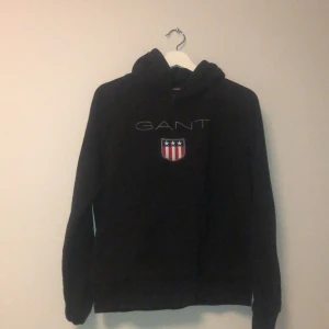 Gant Hoodi - En gammal Gant hoodie som inte är mycket använd i  storlek S. Går att mötas upp i Stockholm.